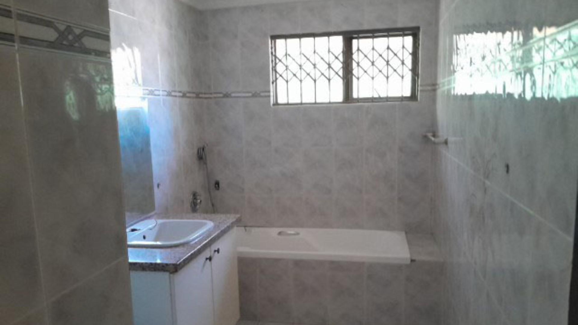 Bathroom 2 - 9 square meters of property in Bedfordview