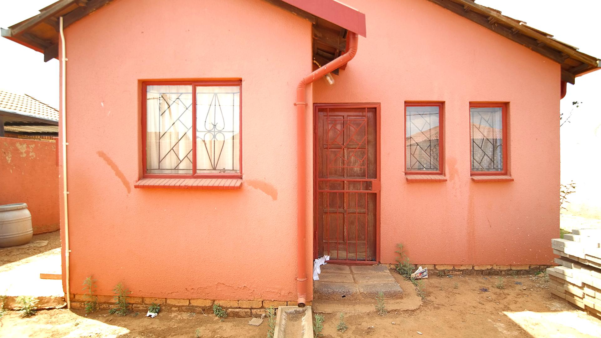 Front View of property in Mahube Valley