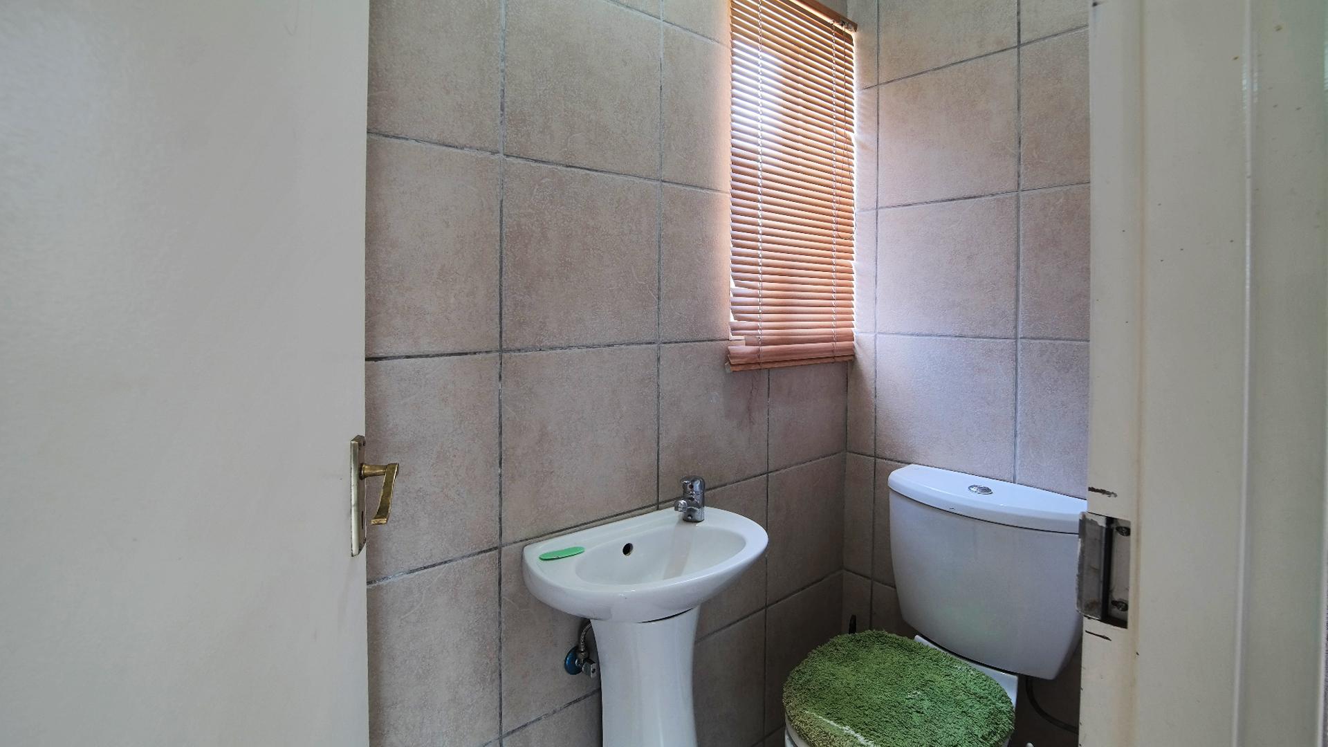 Guest Toilet - 2 square meters of property in Noordwyk