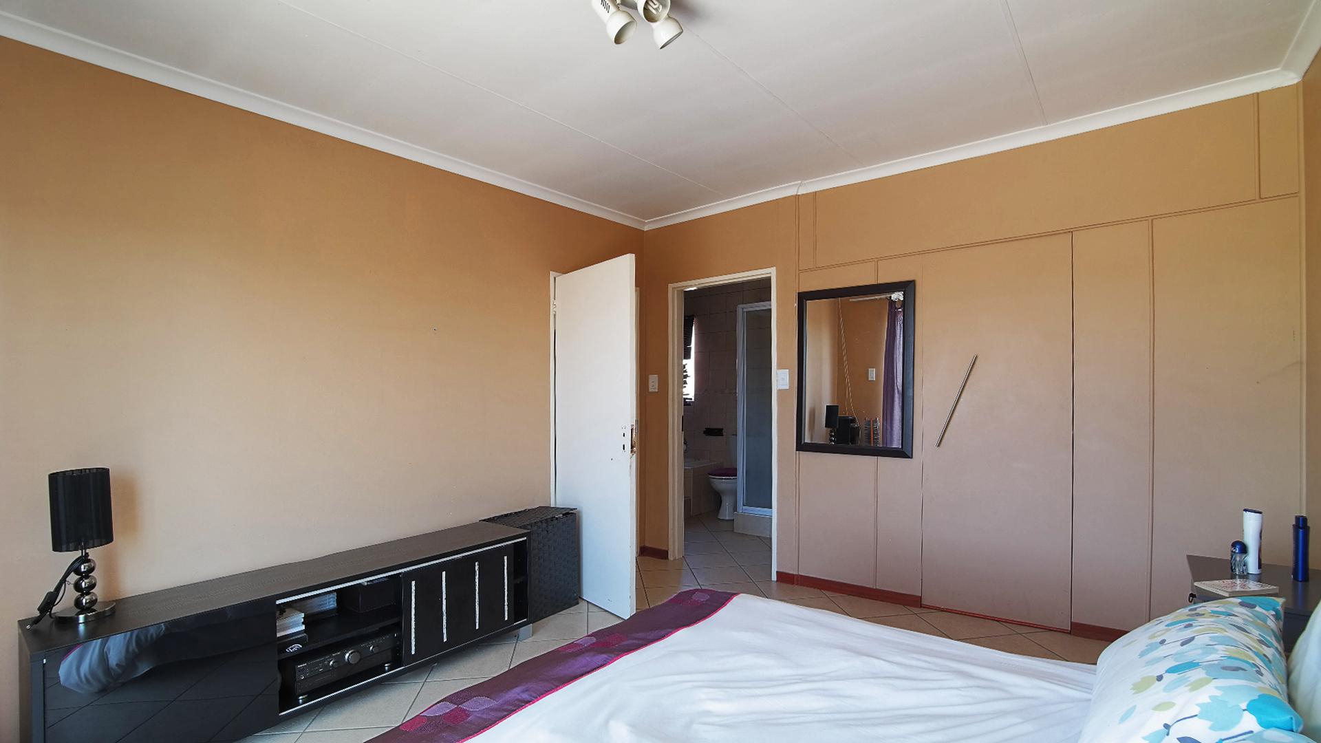 Main Bedroom - 16 square meters of property in Noordwyk