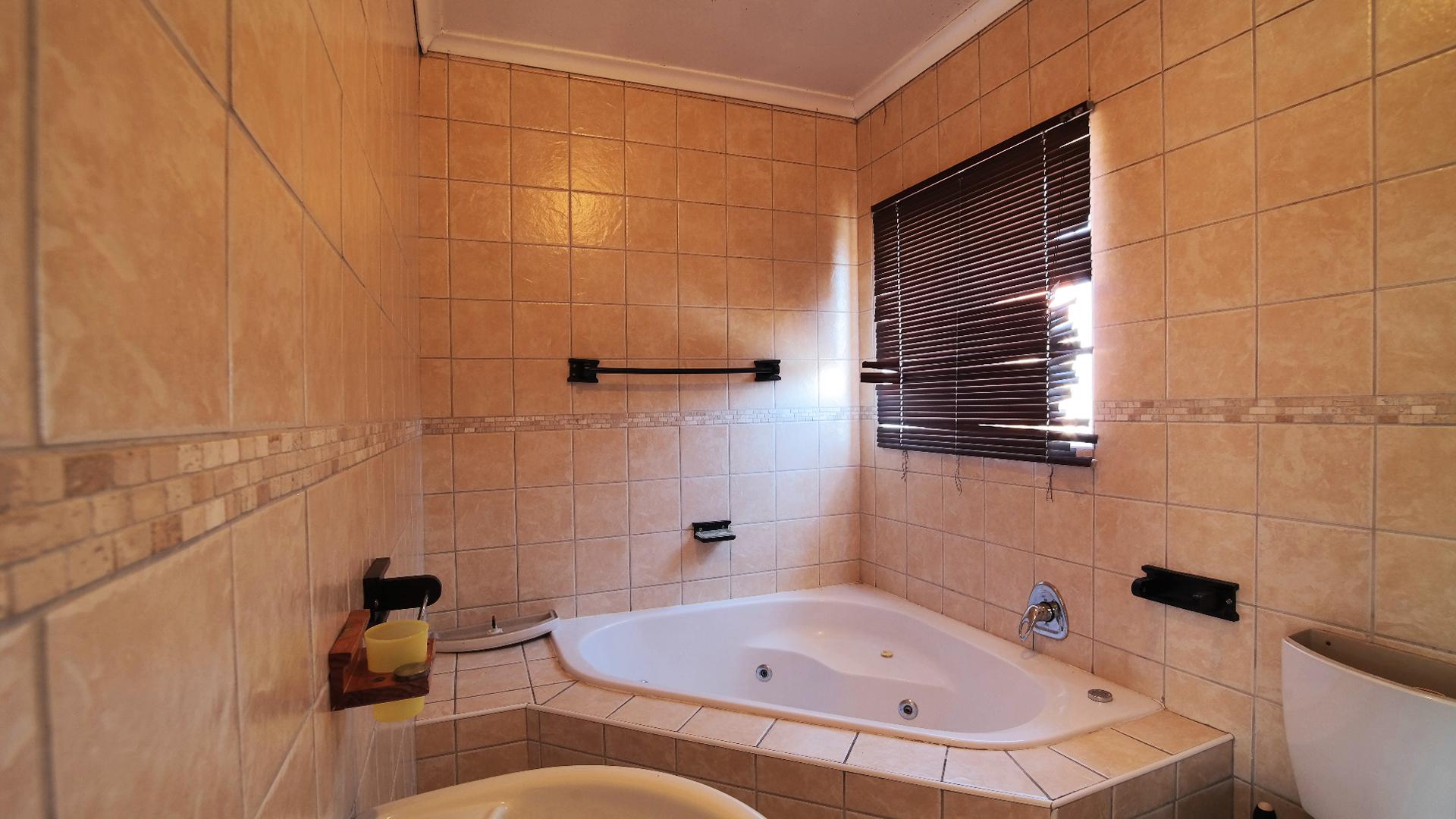 Main Bathroom - 6 square meters of property in Noordwyk