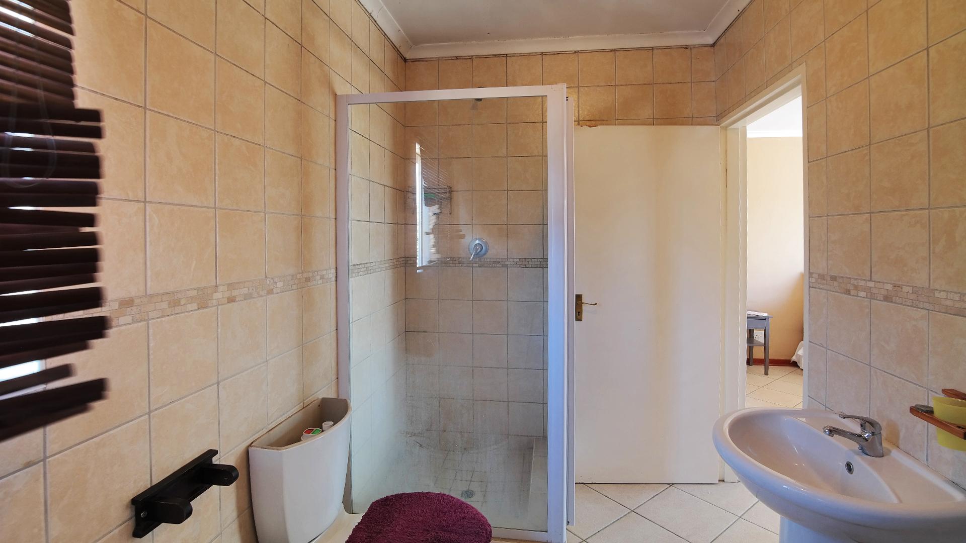 Main Bathroom - 6 square meters of property in Noordwyk