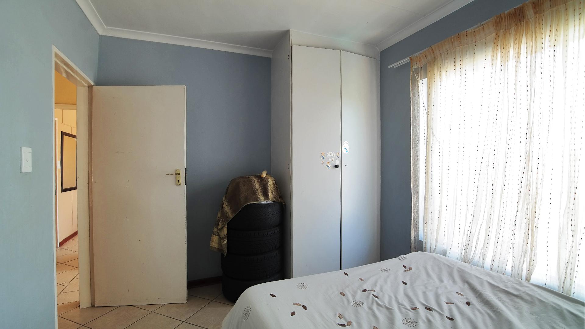 Bed Room 1 - 12 square meters of property in Noordwyk