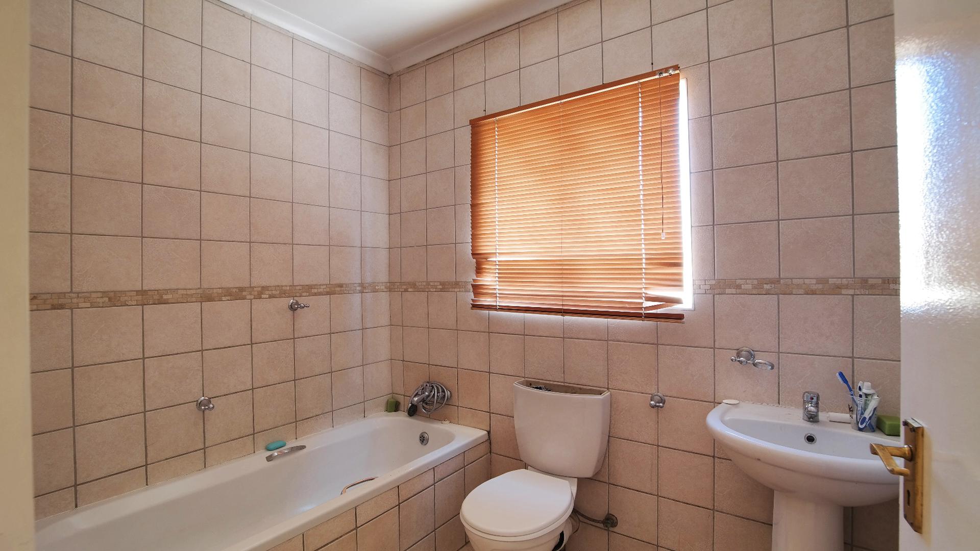 Bathroom 1 - 5 square meters of property in Noordwyk