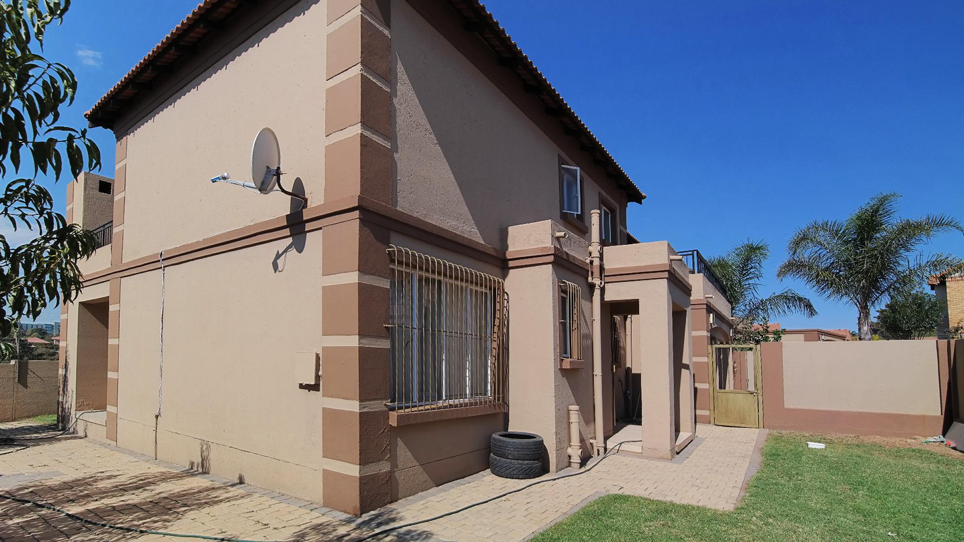 Front View of property in Noordwyk