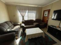 Lounges - 14 square meters of property in Mapleton