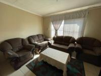 Lounges - 14 square meters of property in Mapleton