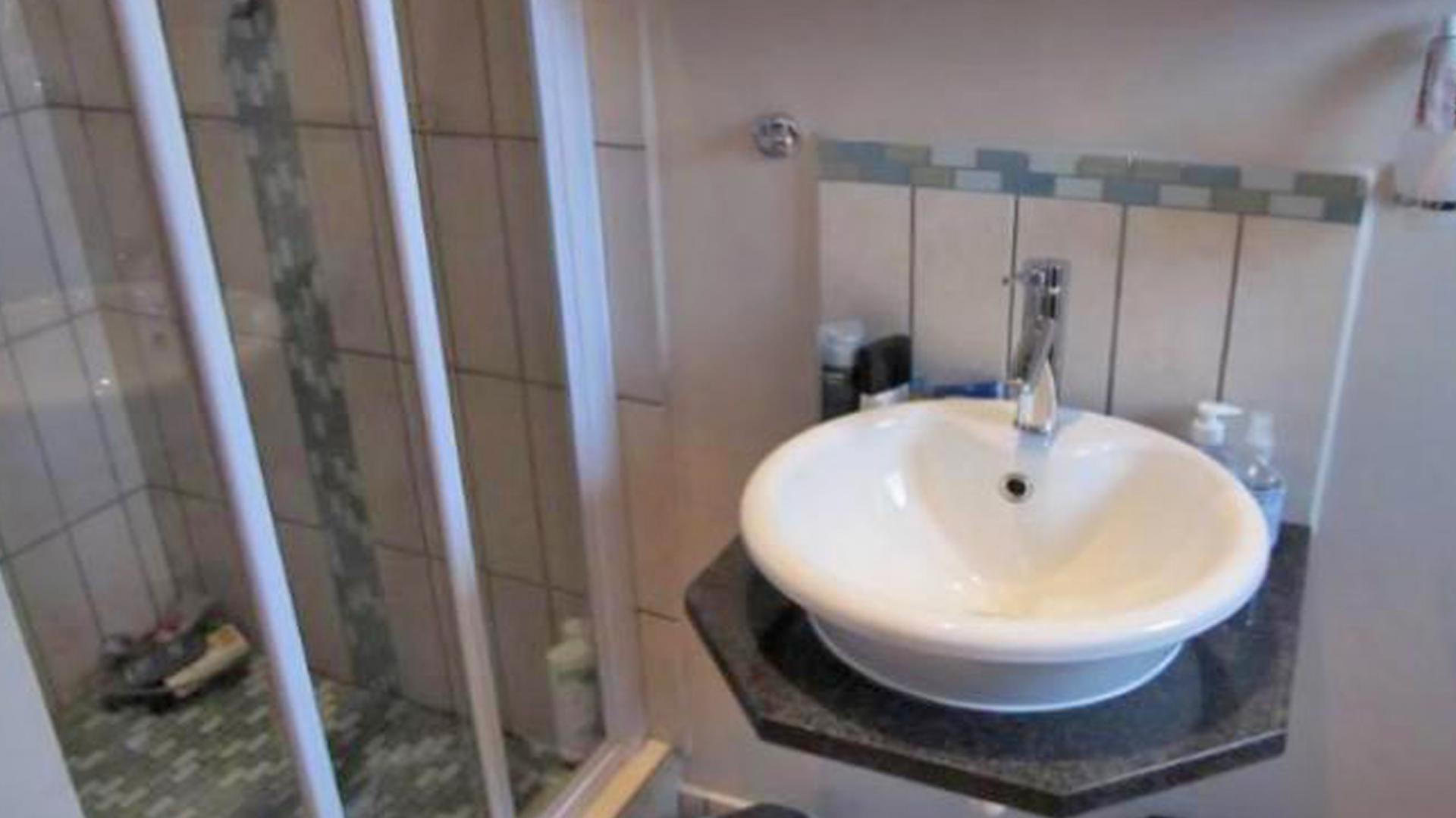 Main Bathroom - 3 square meters of property in Waterval East
