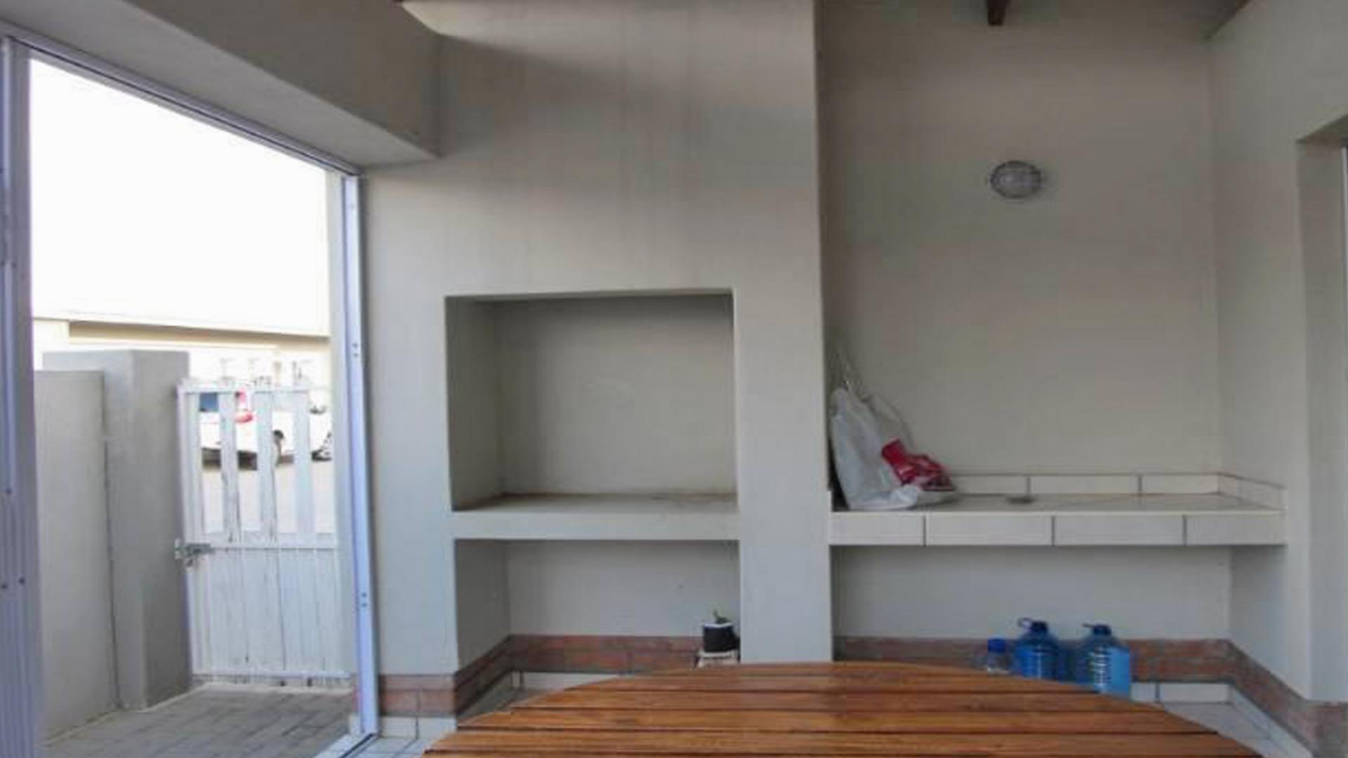 Patio - 11 square meters of property in Waterval East