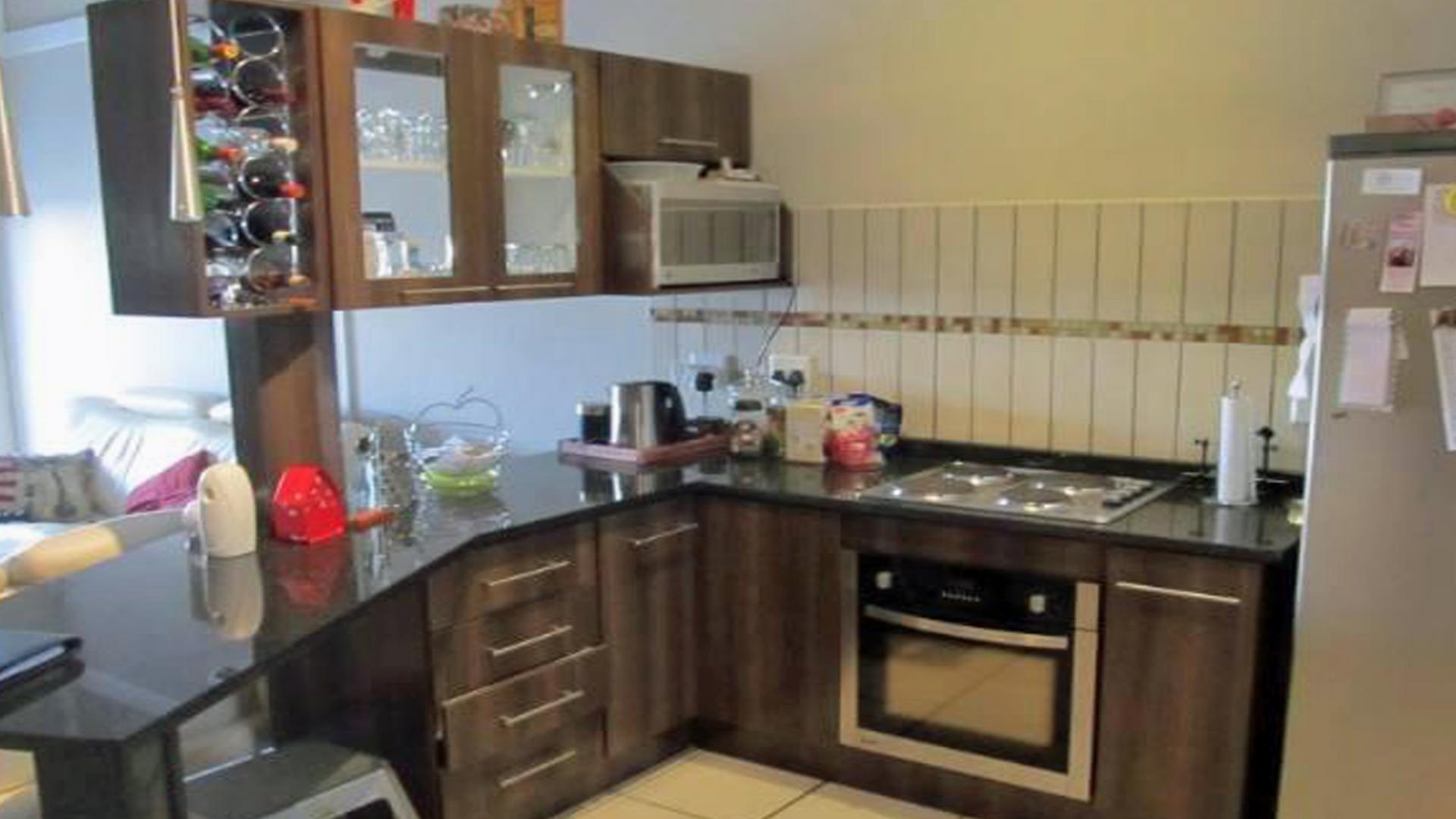 Kitchen - 14 square meters of property in Waterval East
