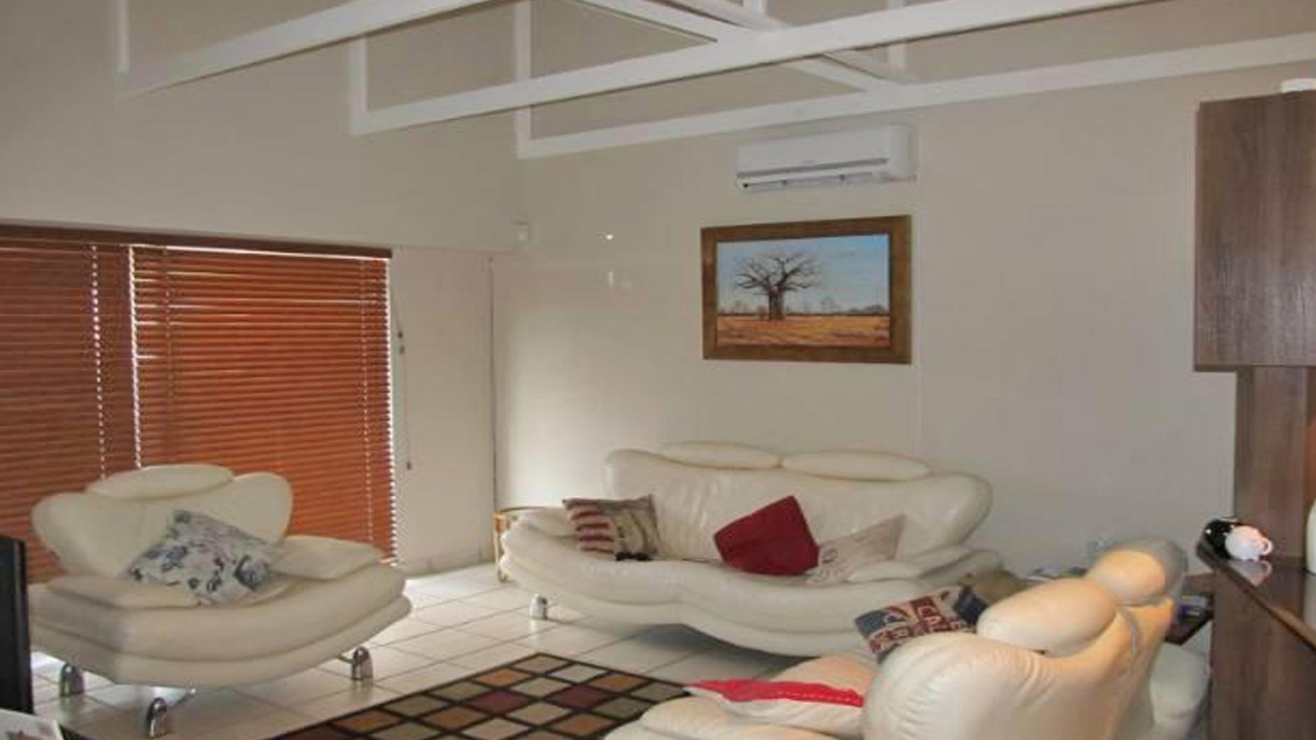 Lounges - 20 square meters of property in Waterval East