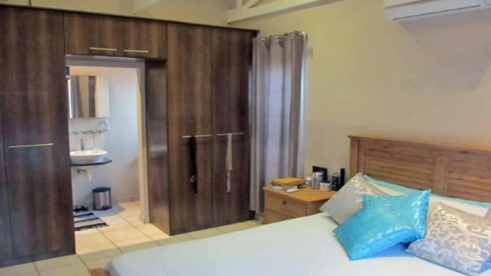 Main Bedroom - 13 square meters of property in Waterval East