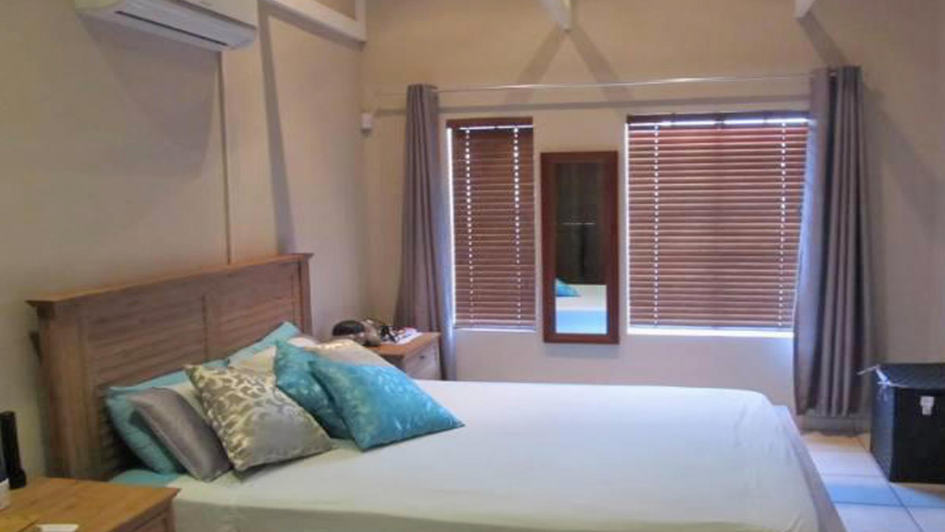 Main Bedroom - 13 square meters of property in Waterval East