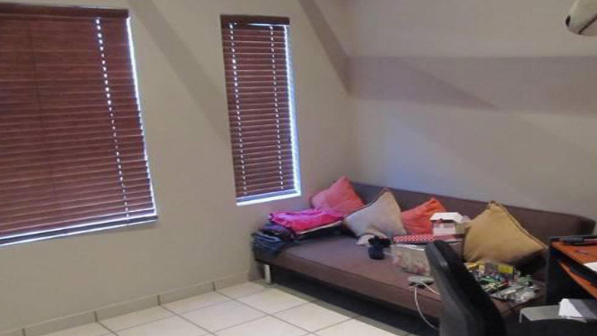 Bed Room 2 - 13 square meters of property in Waterval East