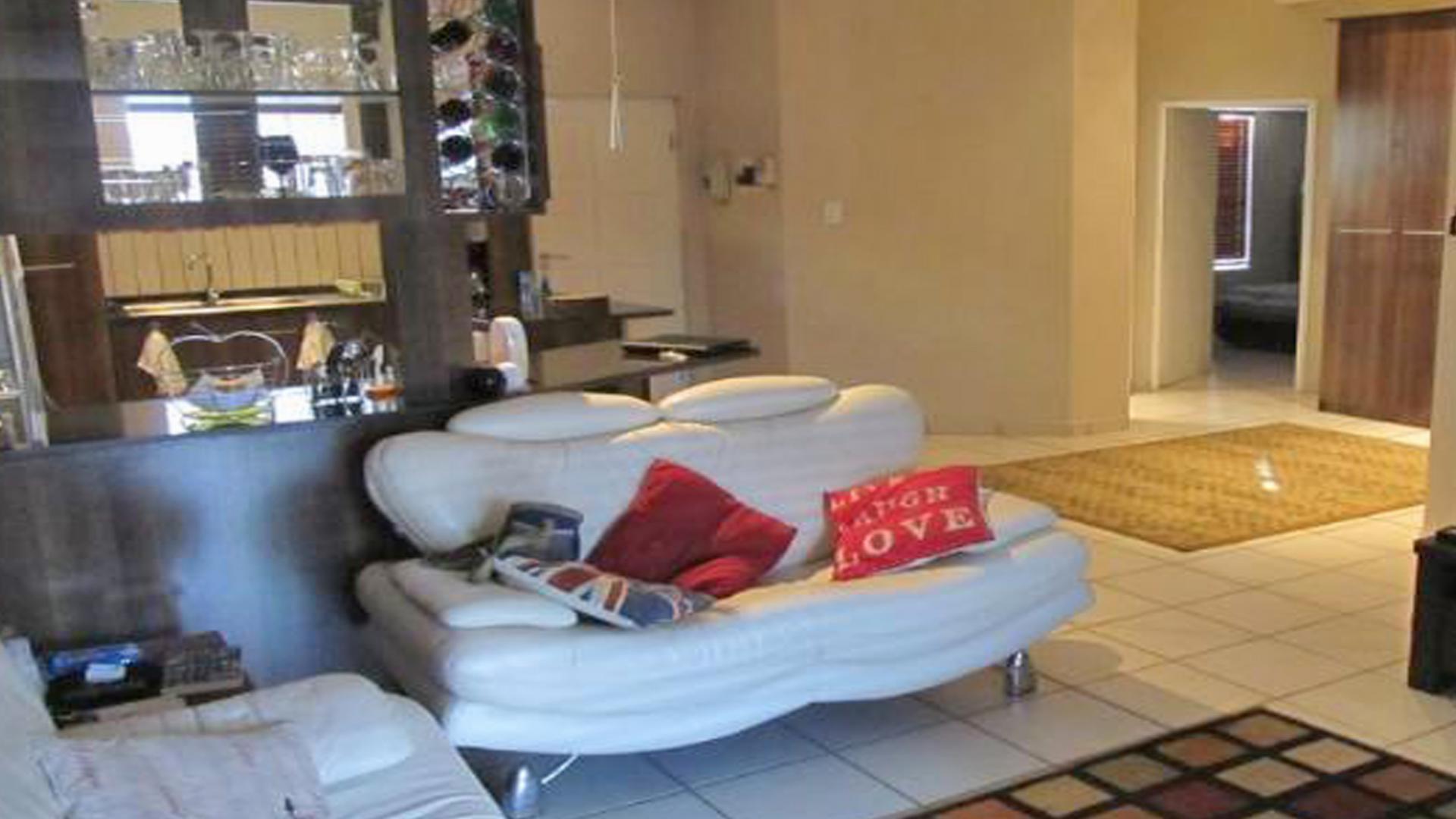 Lounges - 20 square meters of property in Waterval East