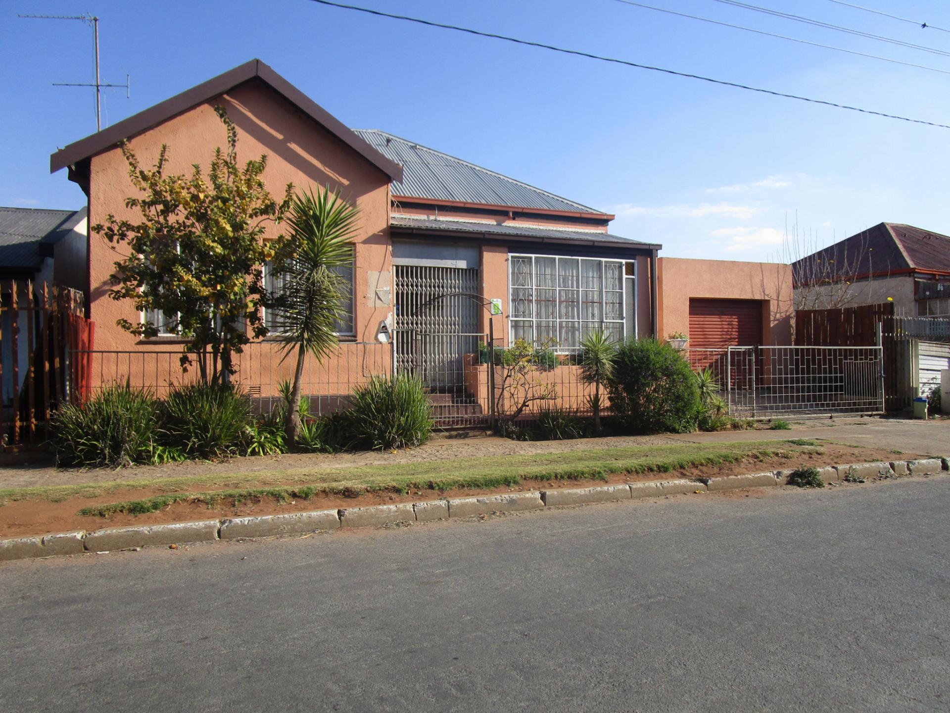 Front View of property in Krugersdorp