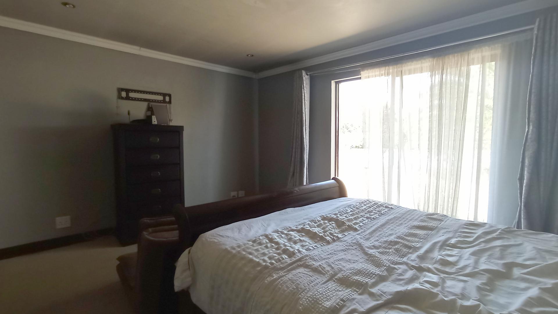 Main Bedroom - 33 square meters of property in Jukskei Park