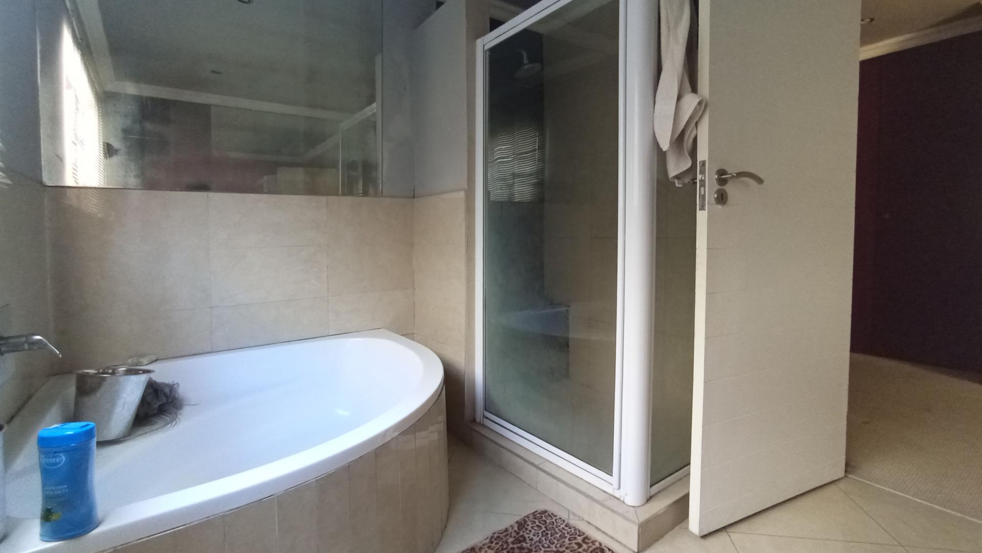 Main Bathroom - 10 square meters of property in Jukskei Park