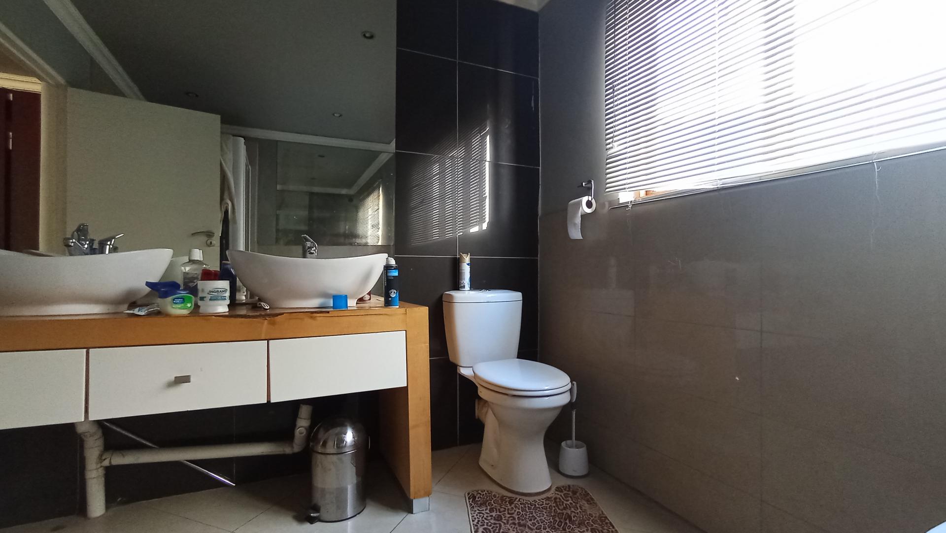 Main Bathroom - 10 square meters of property in Jukskei Park