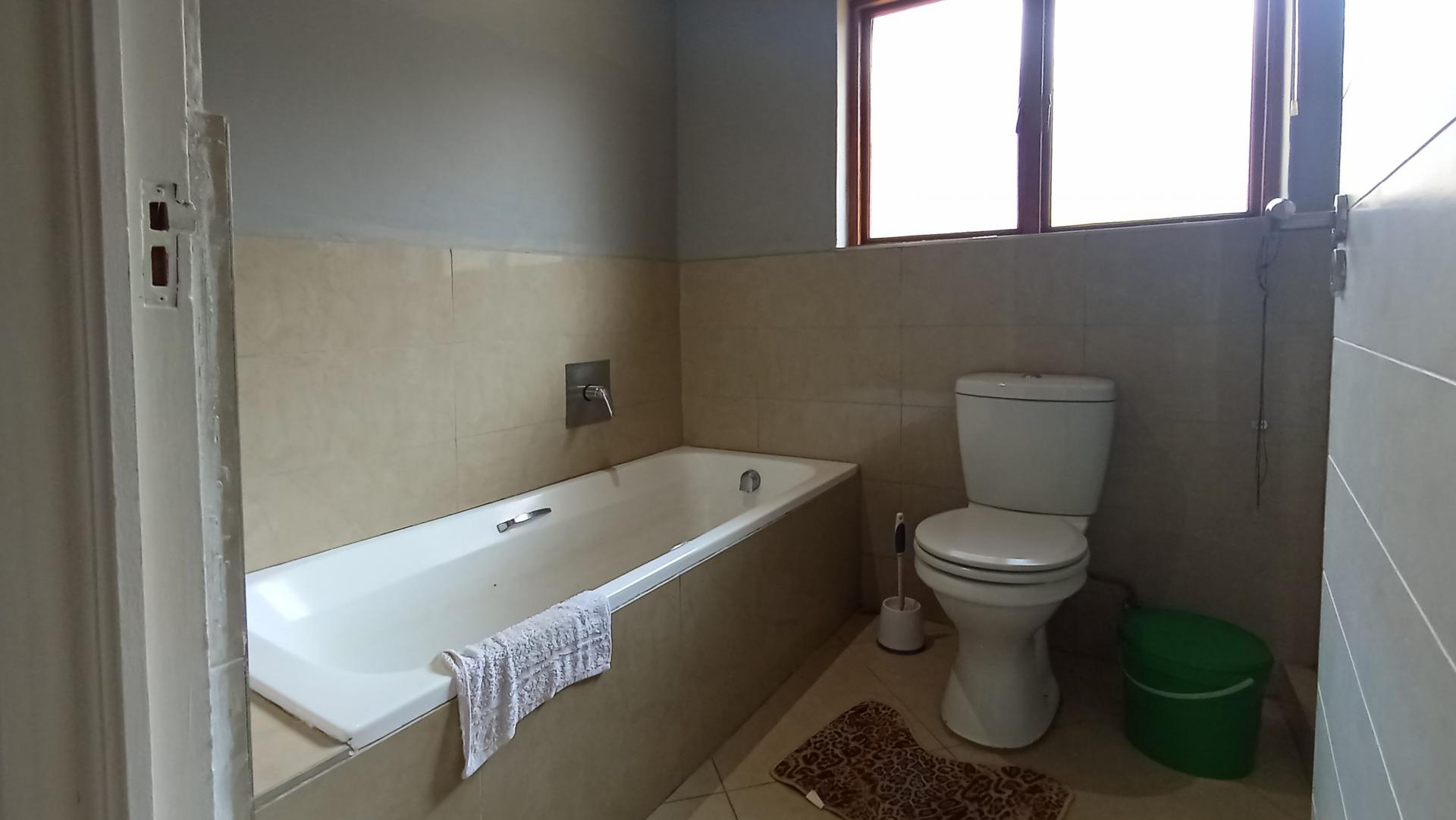 Bathroom 1 - 6 square meters of property in Jukskei Park