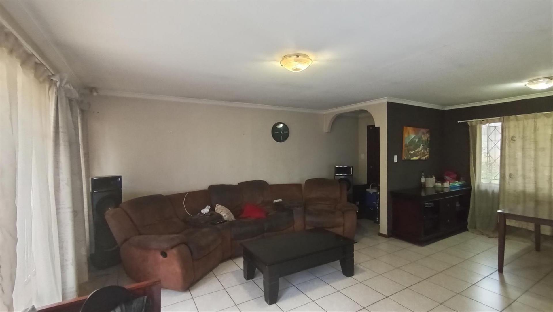 Lounges - 20 square meters of property in Esther Park