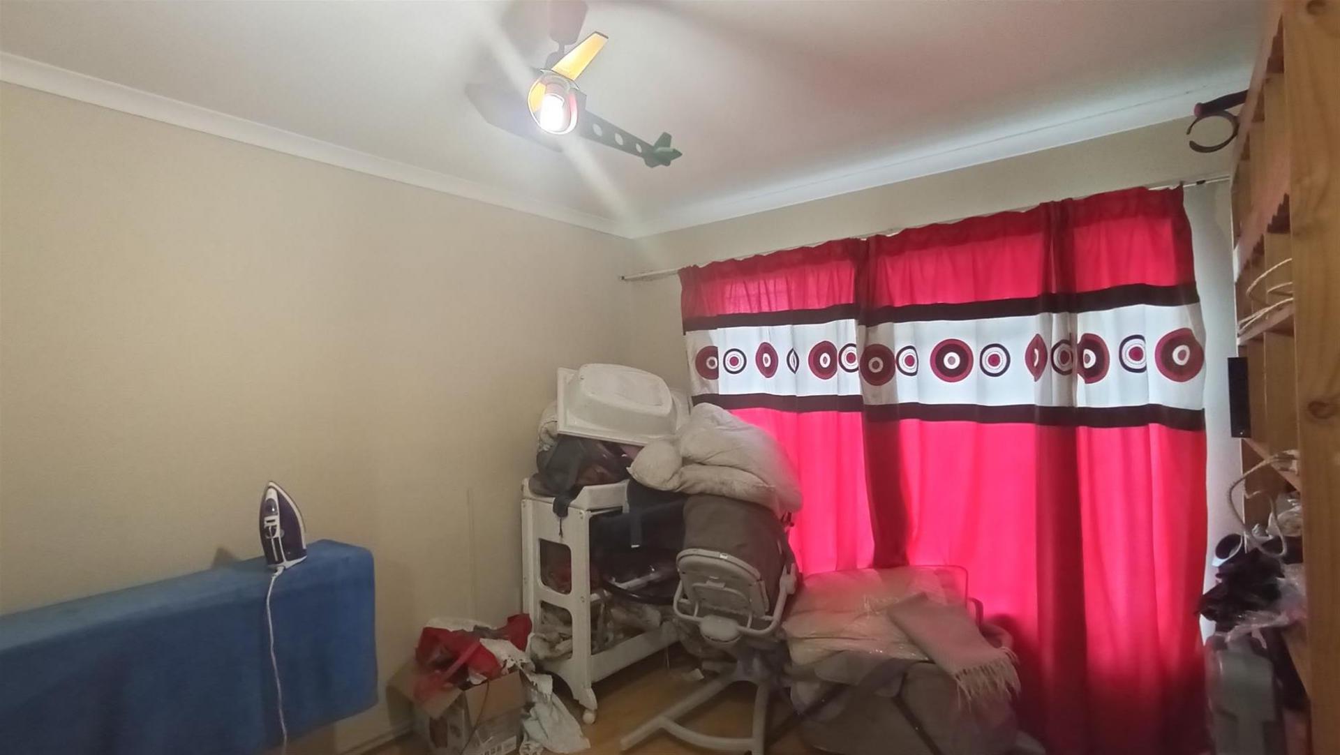 Bed Room 2 - 14 square meters of property in Esther Park