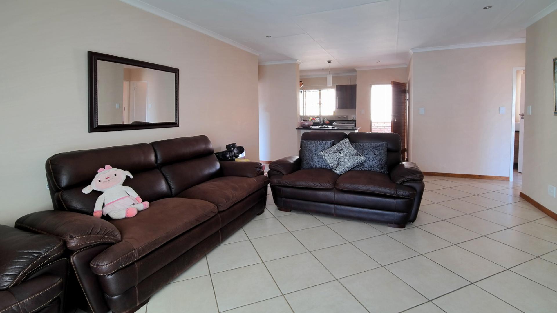 Lounges - 24 square meters of property in Mooikloof Ridge