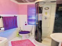 Main Bathroom - 6 square meters of property in Bombay Heights