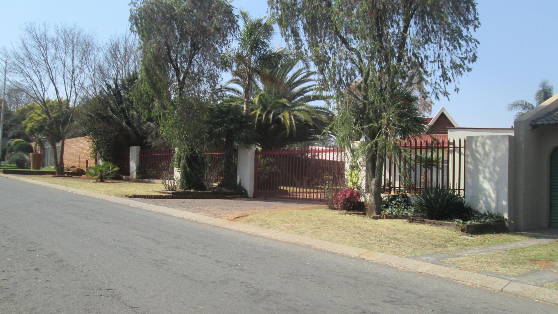 Front View of property in Dersley