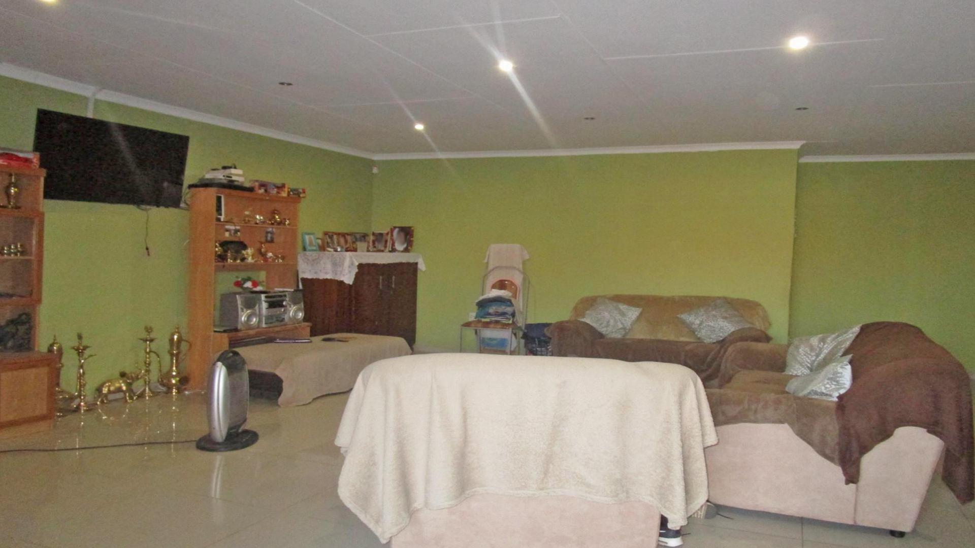 Lounges - 41 square meters of property in Lenasia South