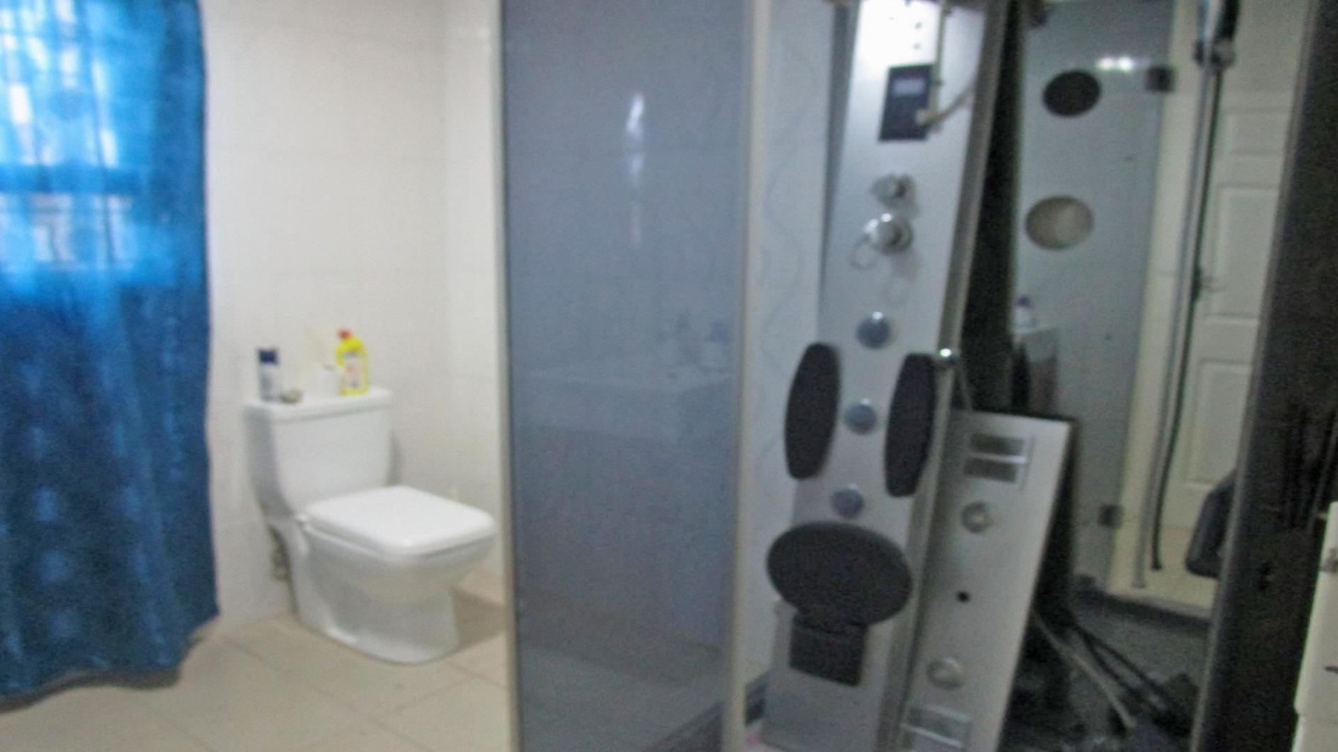 Main Bathroom - 7 square meters of property in Lenasia South