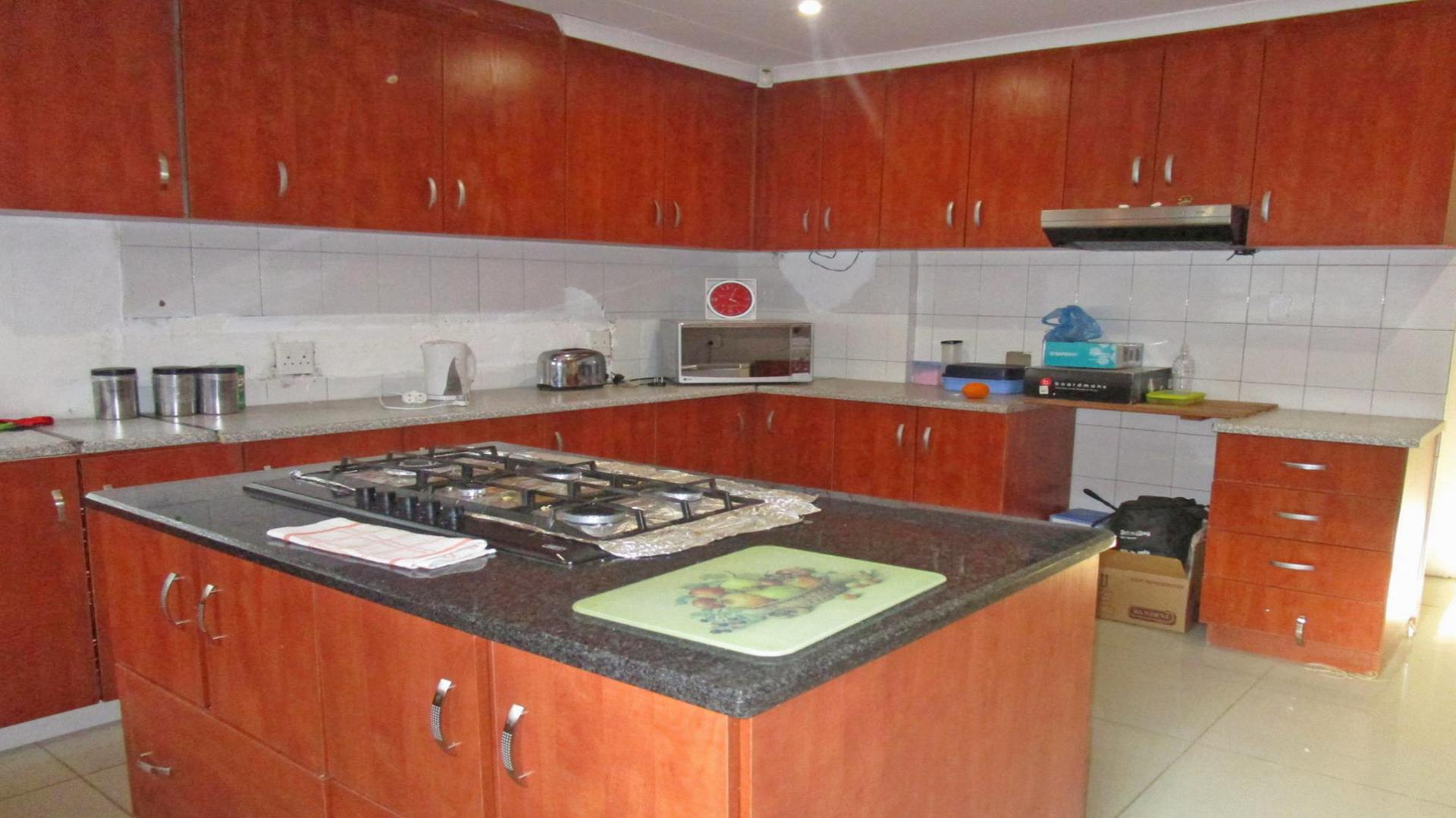 Kitchen - 22 square meters of property in Lenasia South
