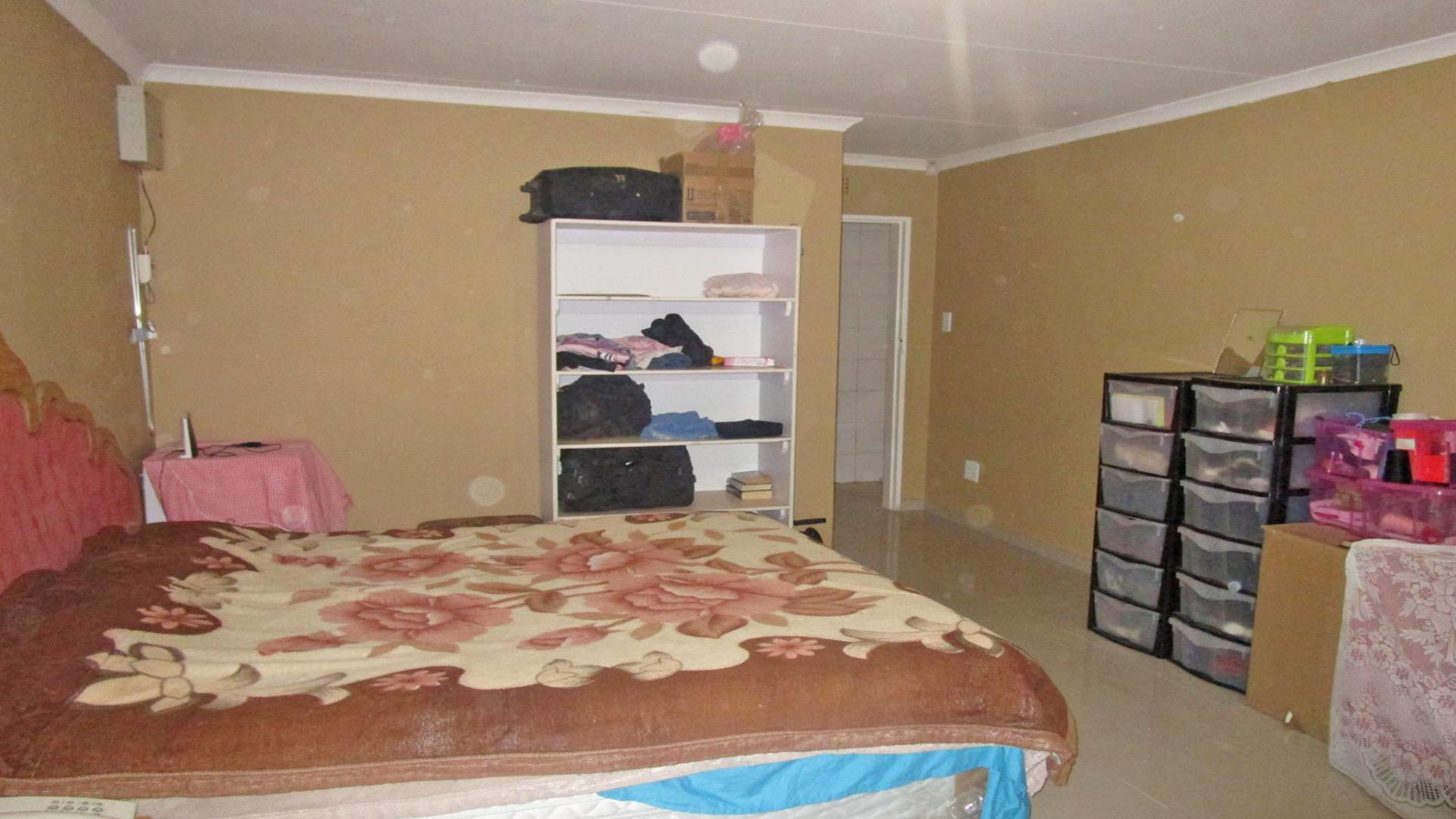 Main Bedroom - 19 square meters of property in Lenasia South