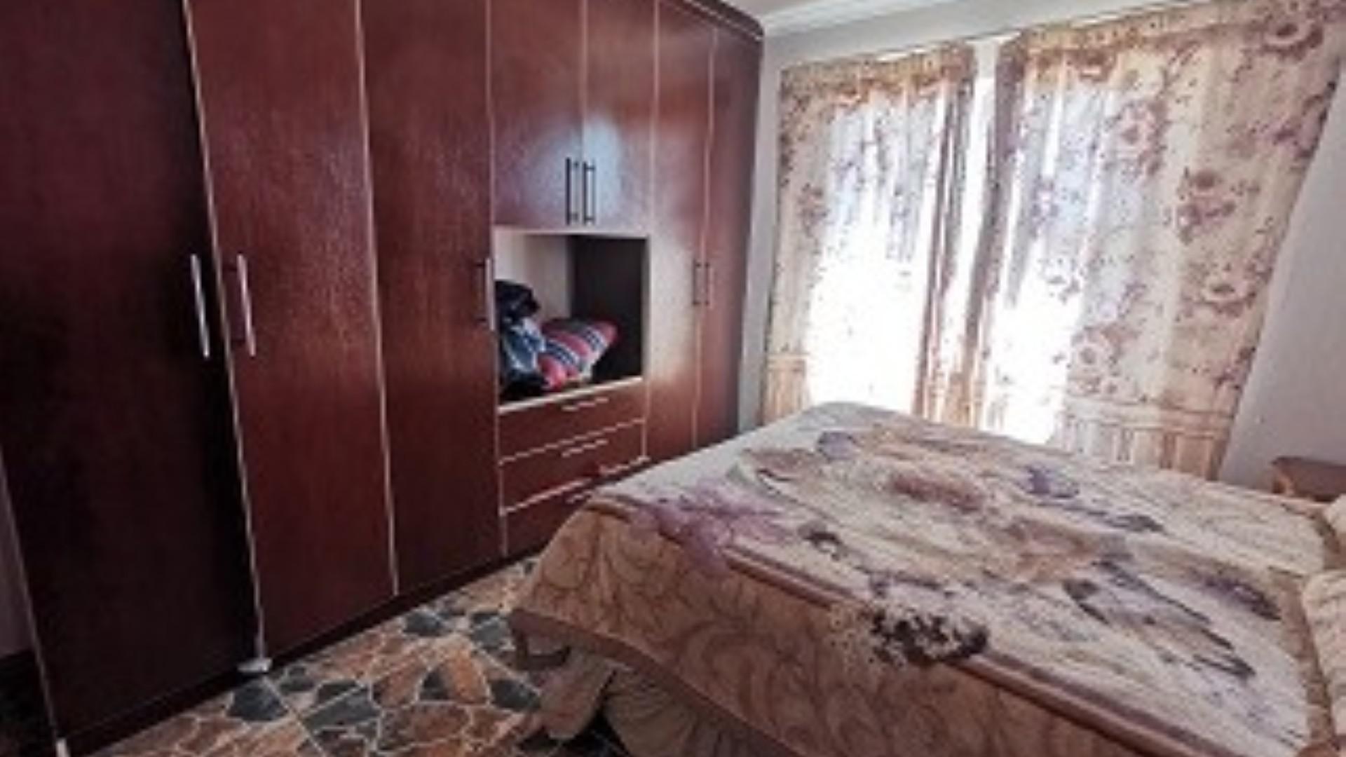 Bed Room 1 of property in Grootvlei