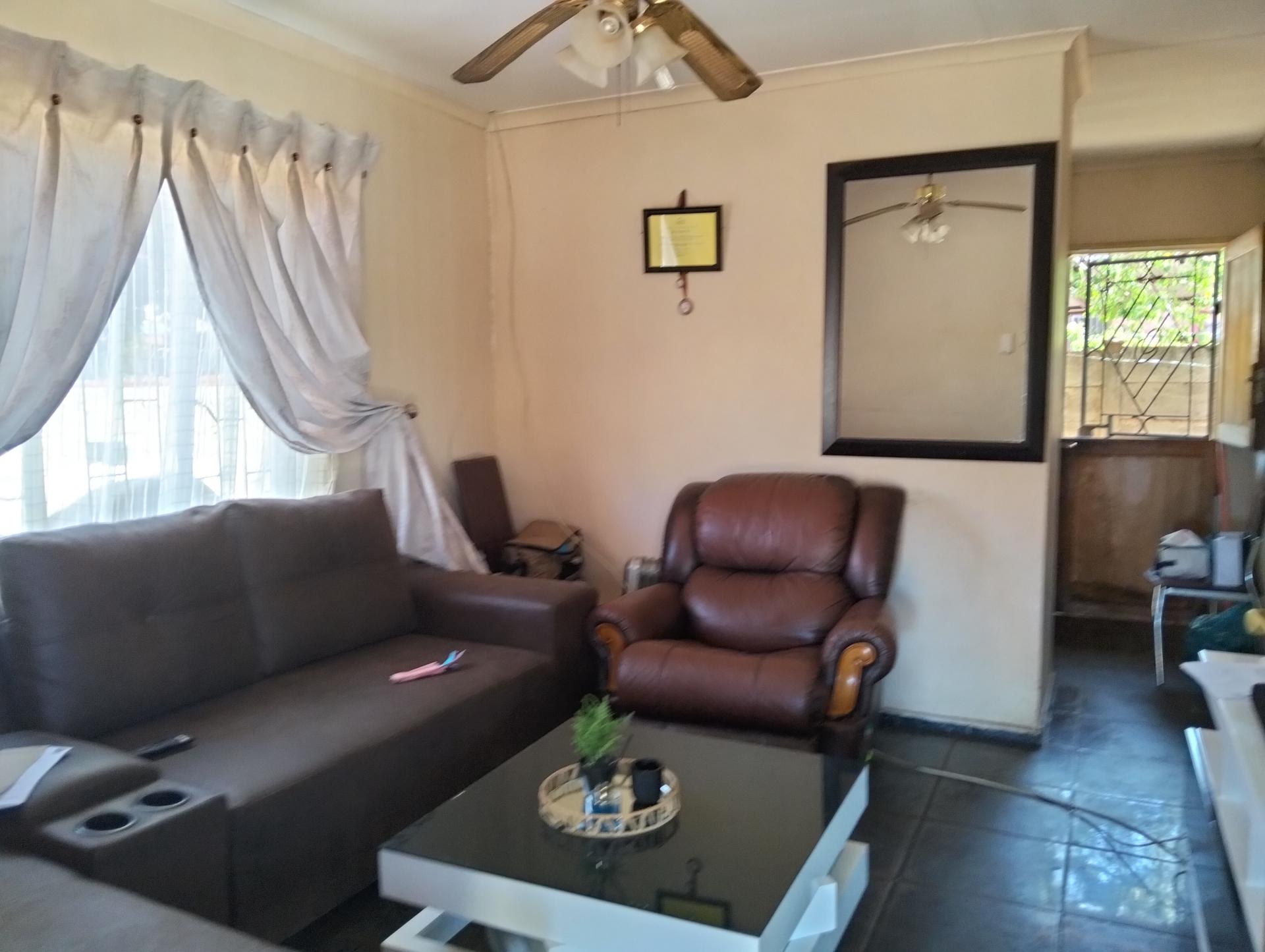 Lounges of property in Geelhoutpark