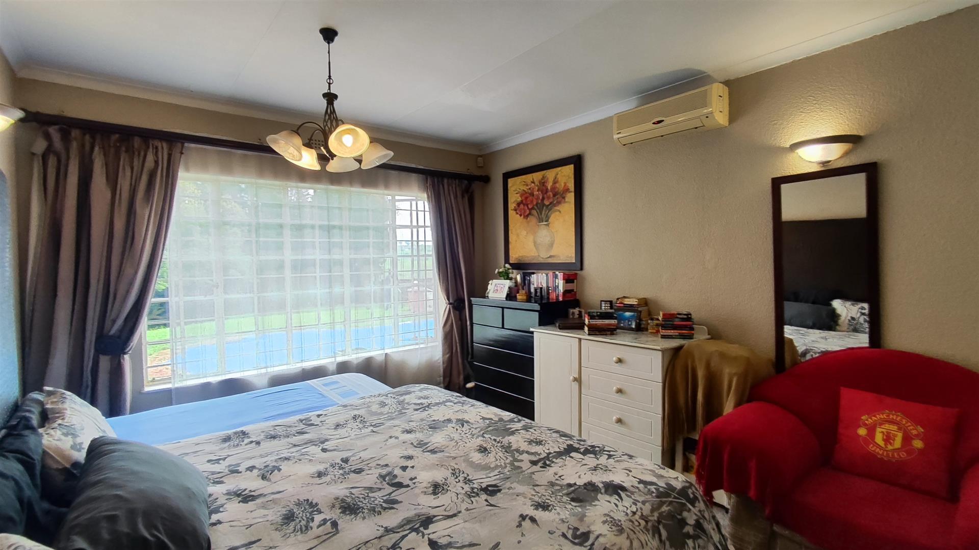 Main Bedroom - 22 square meters of property in Buccleuch