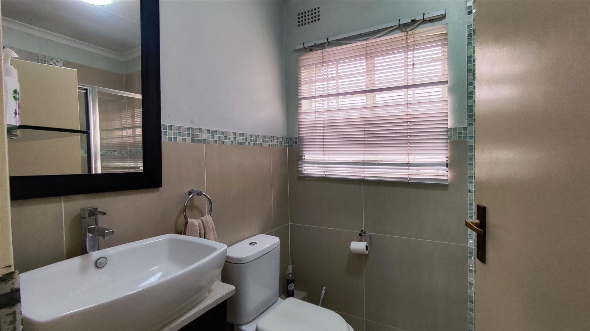Bathroom 1 - 5 square meters of property in Buccleuch