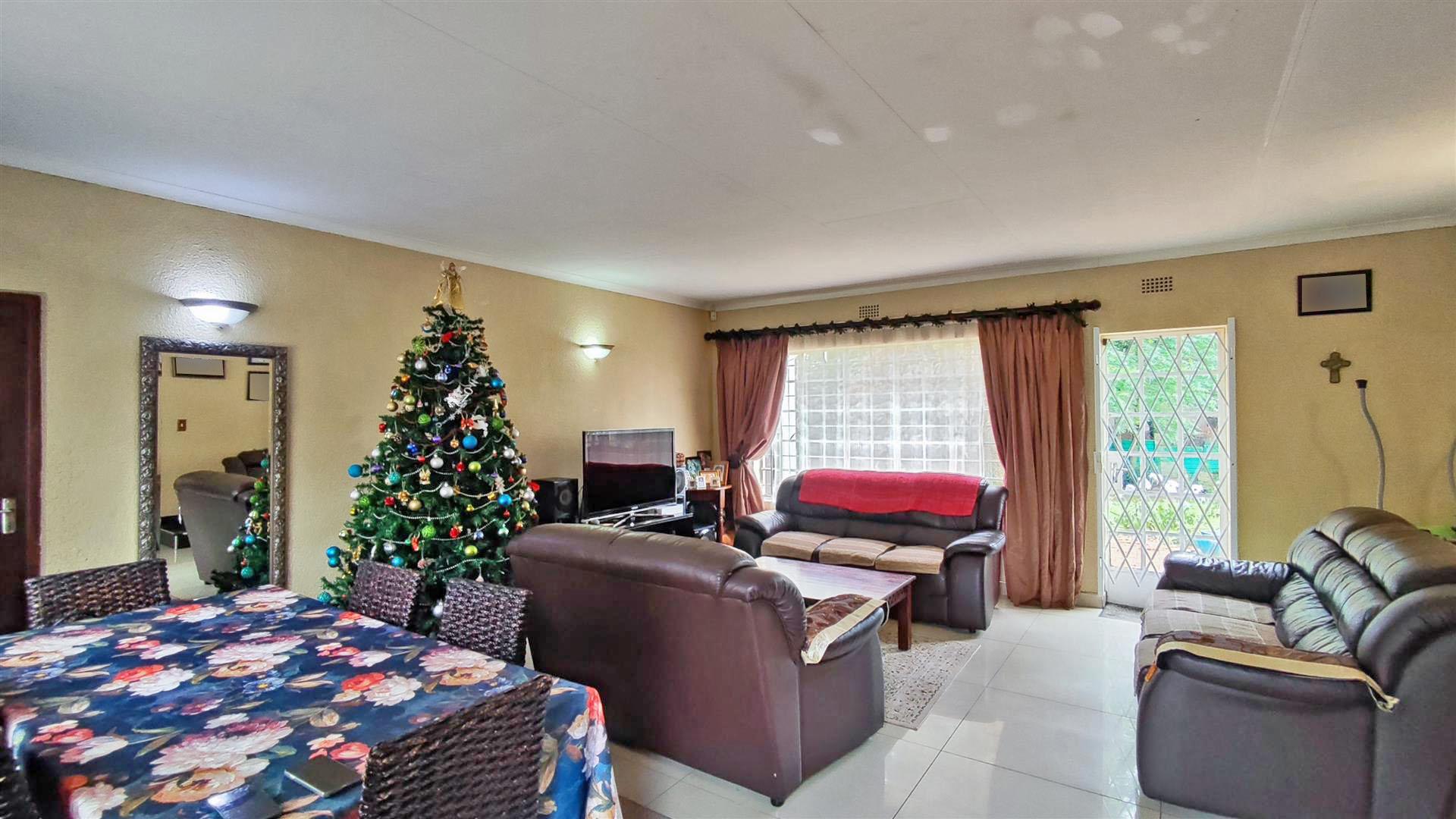 Lounges - 42 square meters of property in Buccleuch