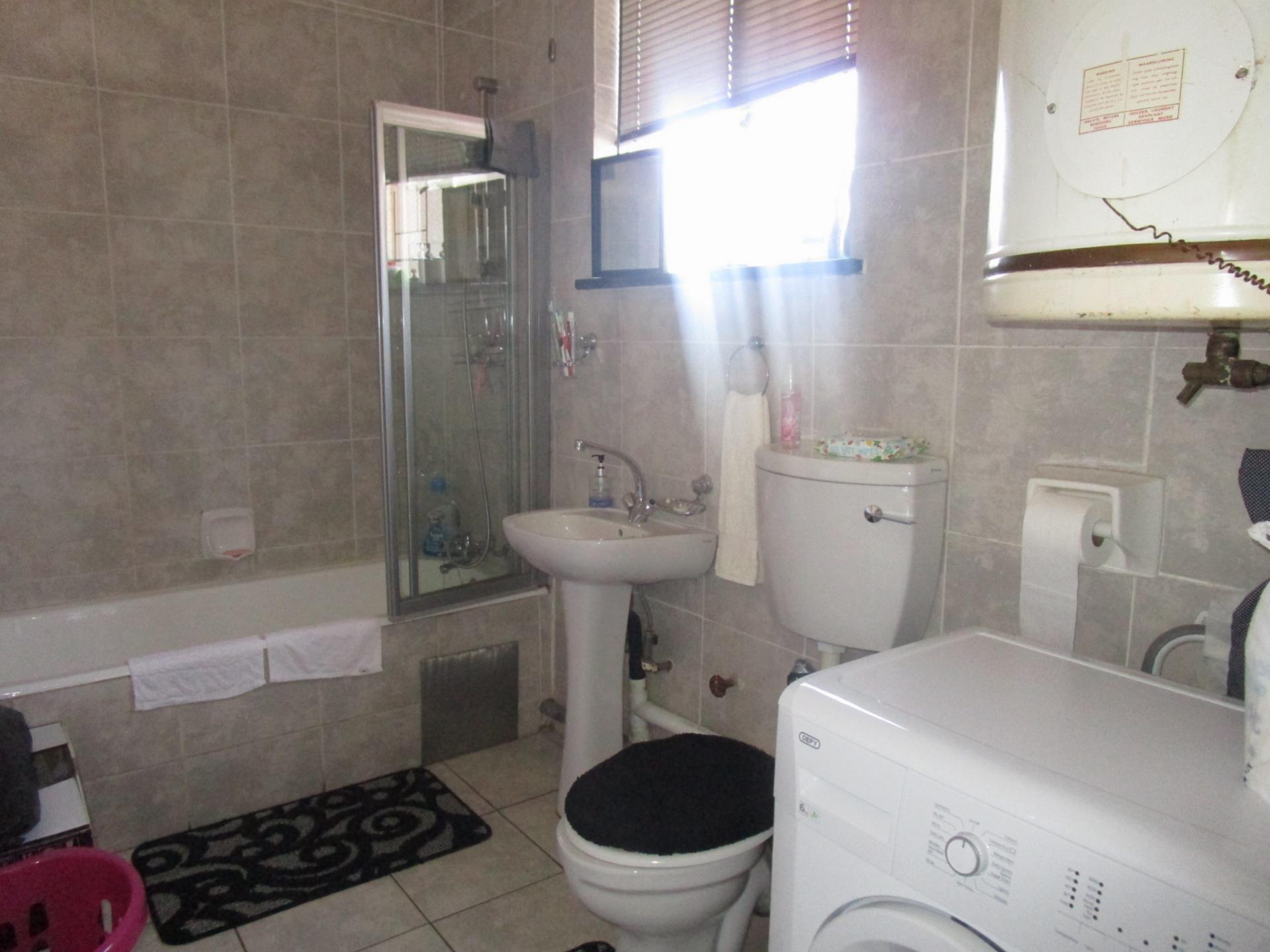 Bathroom 1 - 7 square meters of property in Horison