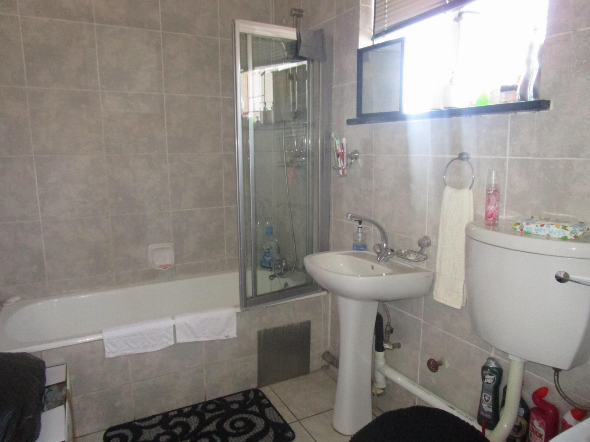 Bathroom 1 - 7 square meters of property in Horison