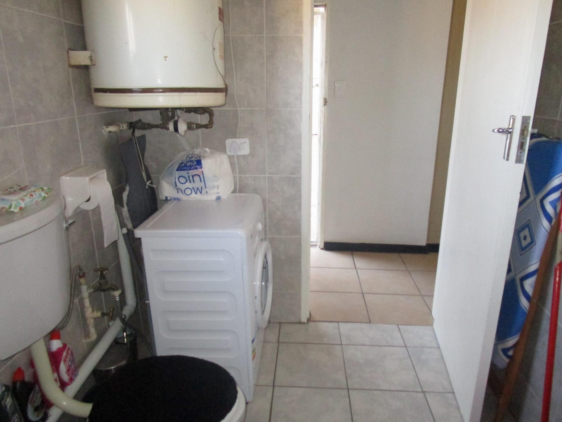 Bathroom 1 - 7 square meters of property in Horison
