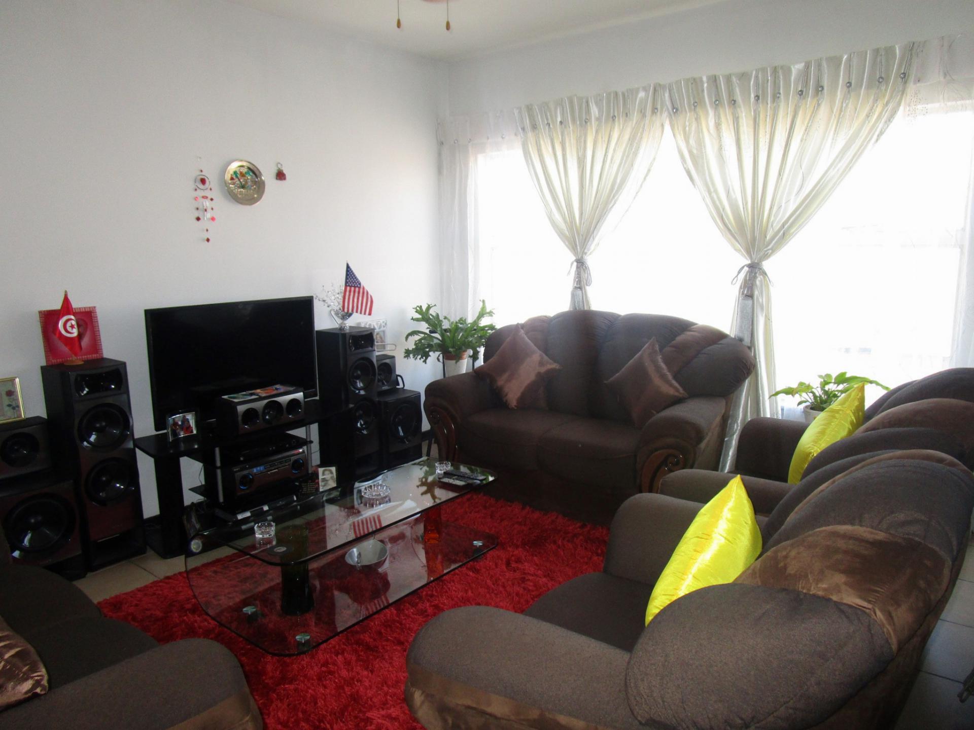 Lounges - 15 square meters of property in Horison