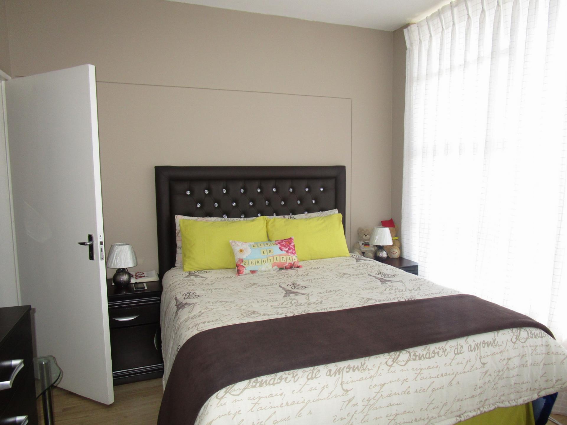 Main Bathroom of property in Horison