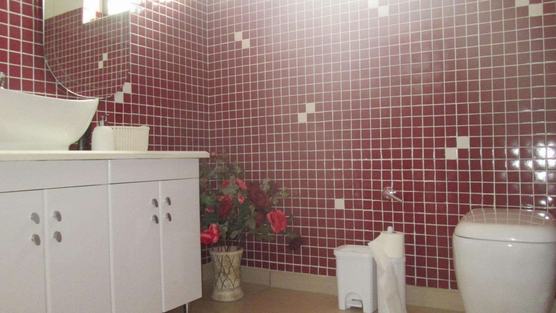 Bathroom 1 - 26 square meters of property in Linbro Park A.H.