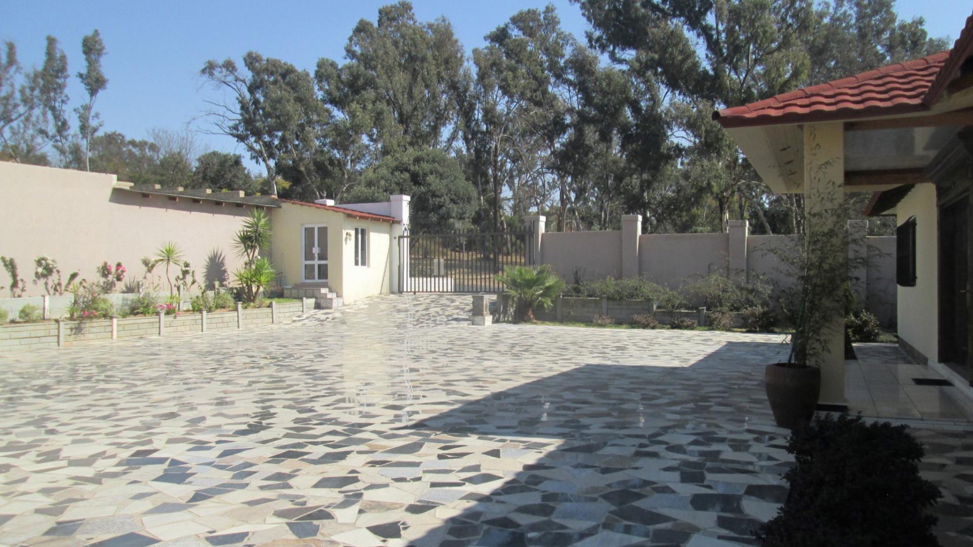 Spaces - 86 square meters of property in Linbro Park A.H.