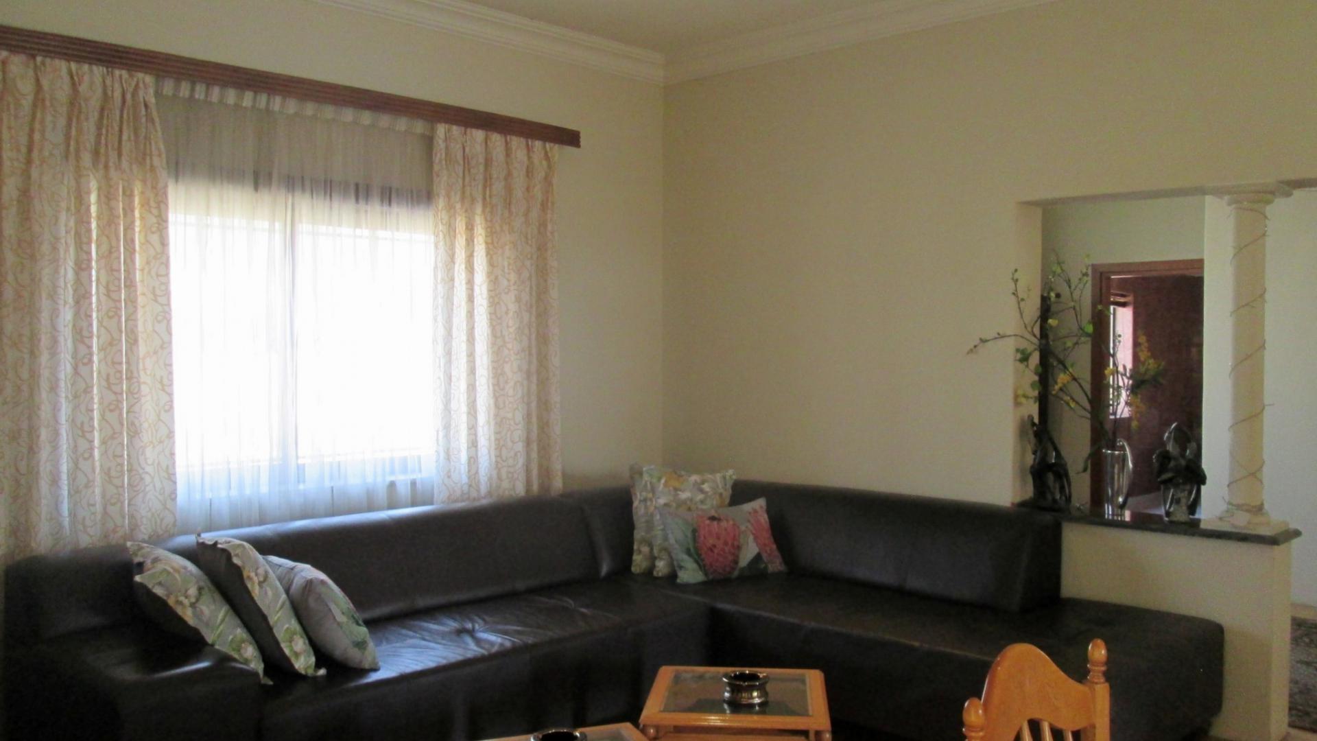 Lounges - 114 square meters of property in Linbro Park A.H.