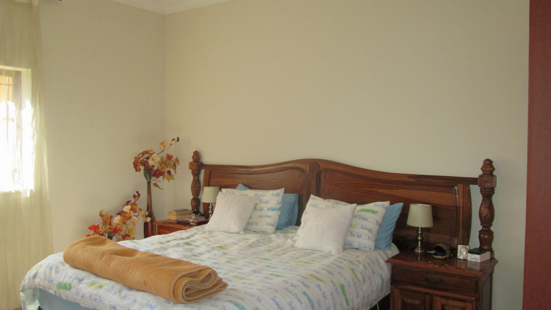 Main Bedroom - 96 square meters of property in Linbro Park A.H.