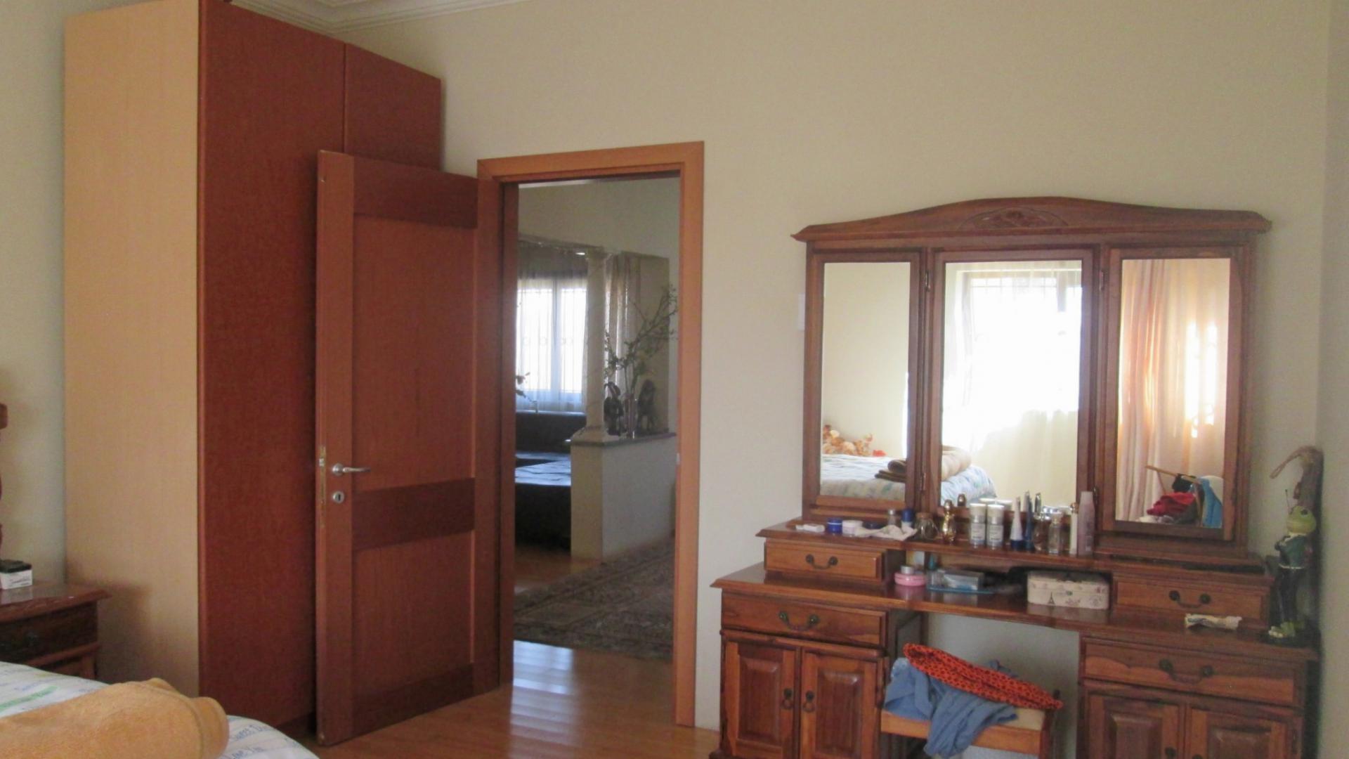 Main Bedroom - 96 square meters of property in Linbro Park A.H.