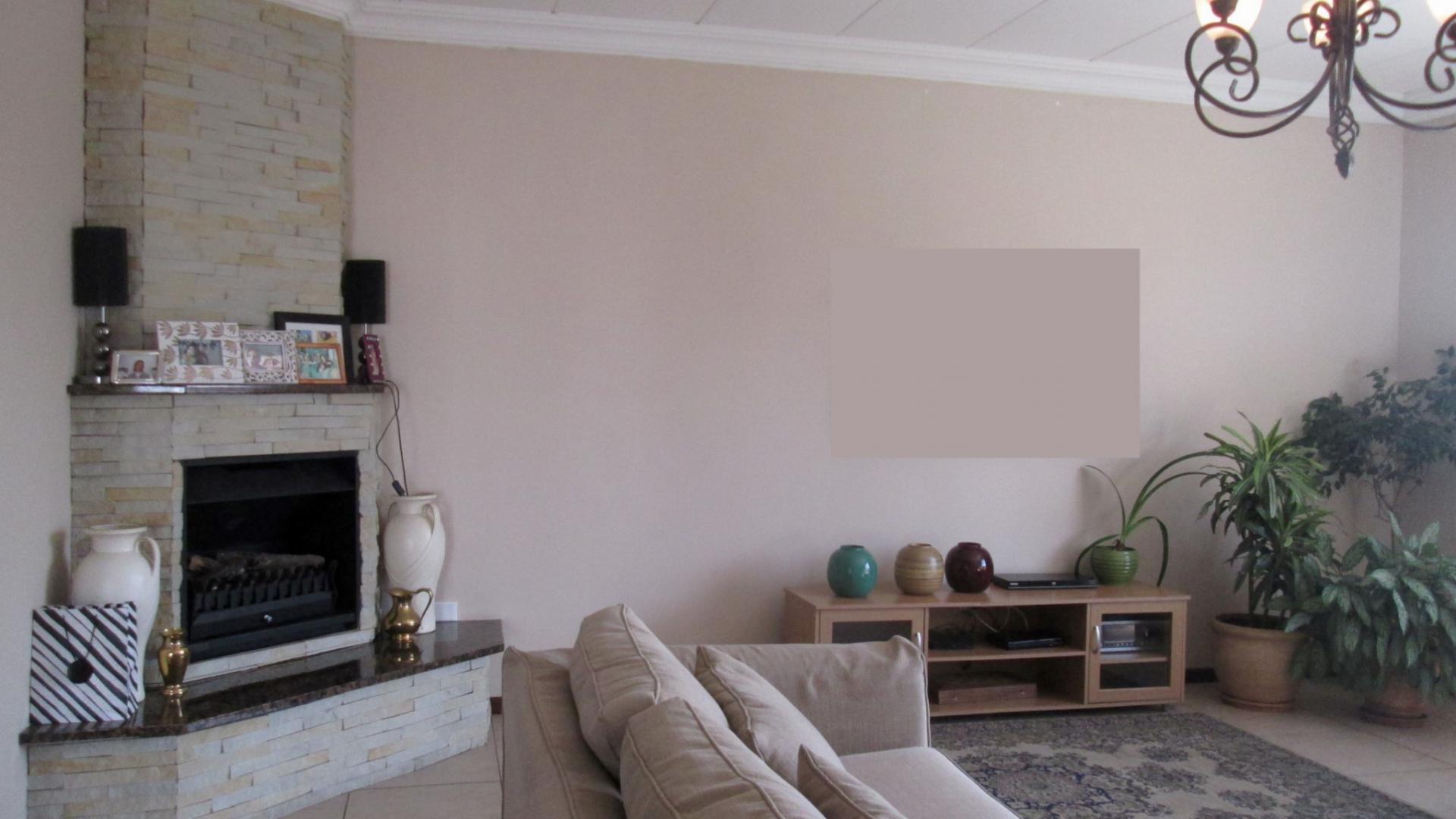 Lounges - 114 square meters of property in Linbro Park A.H.