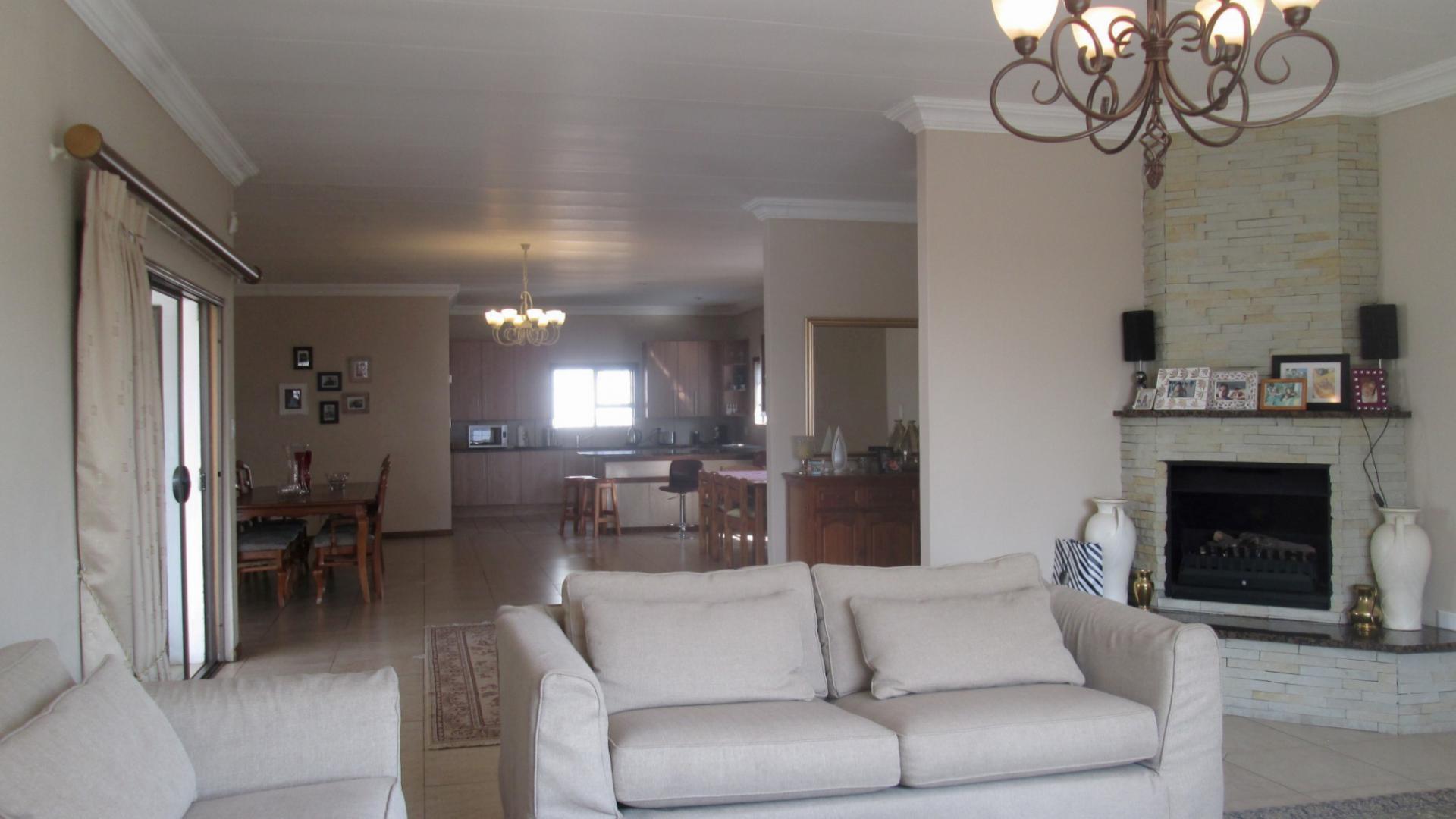 Lounges - 114 square meters of property in Linbro Park A.H.